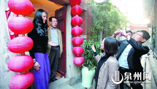 来自韩国的客人正在参观古街风貌