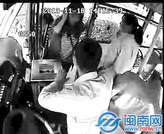 受伤学生上车