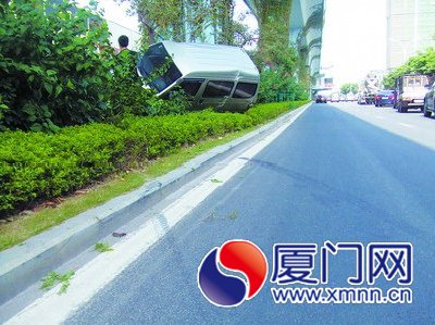 面包车撞得不轻