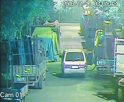 油管连接着面包车上的吸油泵和被盗车辆的油箱