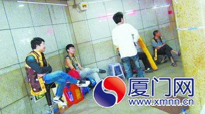 小贩”蹲守“在地下通道