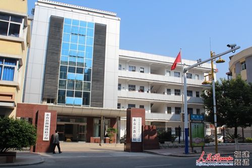 六楼跳下身亡