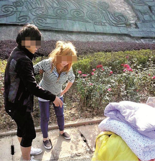年轻孕妇高速上临盆
