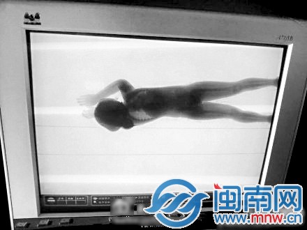 男孩趁母亲接电话