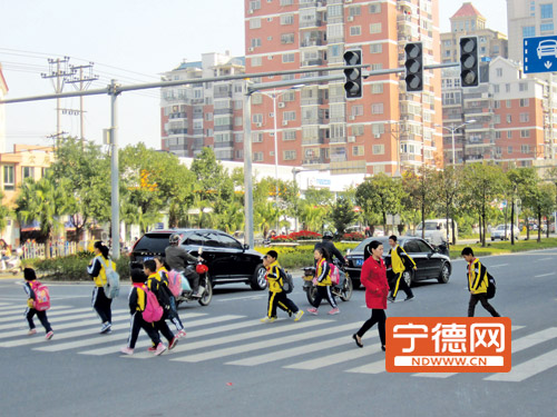 进修校附属小学路口：红绿灯一直未“睁眼”