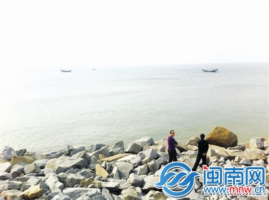 漳浦六鳌海难，上午10时许，附近船只参与搜寻