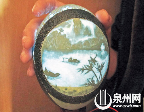 小小蛋壳上使用了阳刻、阴刻、镂空等技法，配合灯光 