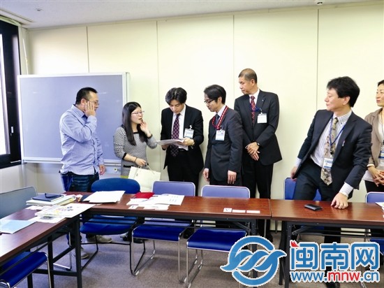 记者陈丽娟（左二）向横滨文化观光局赠送特刊和惠女 