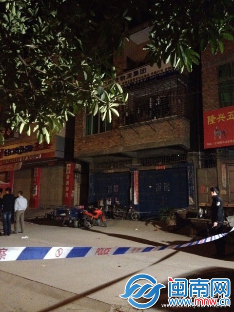 中间蓝色铁门的这栋民房，房东收到包裹