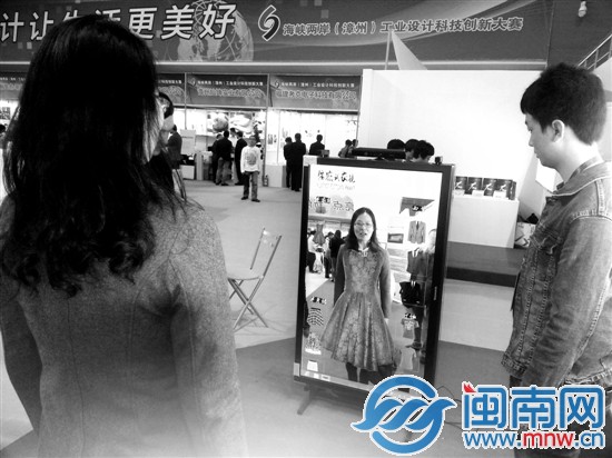 在体感试衣镜里，挥挥手就可以换装