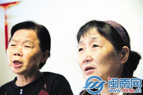 两姐妹眼角含泪