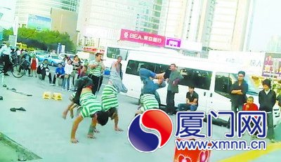 几名小伙子的舞蹈很让人震撼