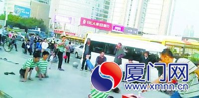 不时地有路人上前献爱心