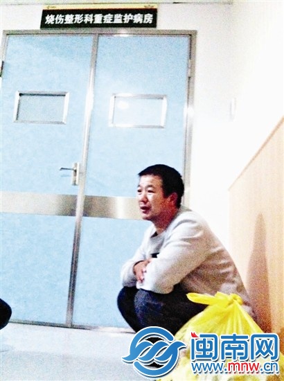 无助的父亲在病房外焦急地等候