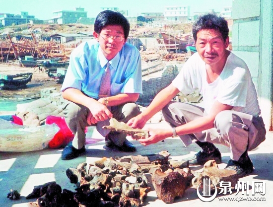 林少川(左)与刘志成在发现“海峡人”化石的考古现