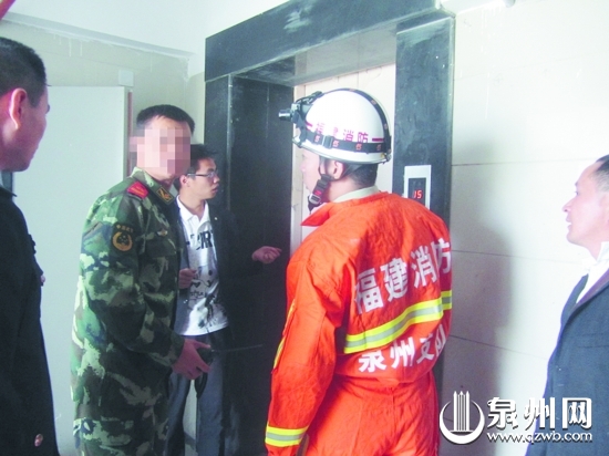 救援人员正在设法撬开电梯救人