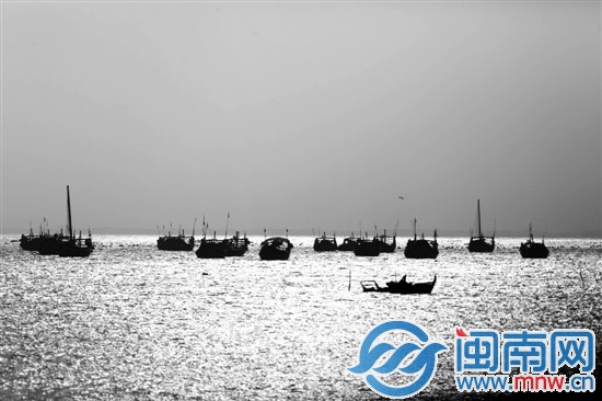 上百艘船只仍在参与搜救郭丰