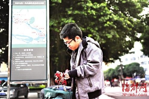 小黄在街头摆摊