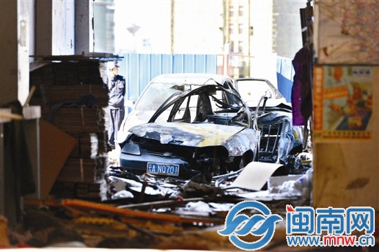 爆炸后被烧毁的汽车