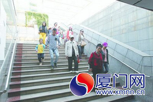 整治过后，鹭江道轮渡地下通道顺畅许多
