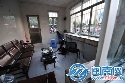 交警岗亭窗玻璃被醉驾男砸烂