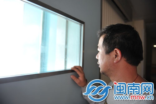 孙植平常在走廊徘徊，望向病房内