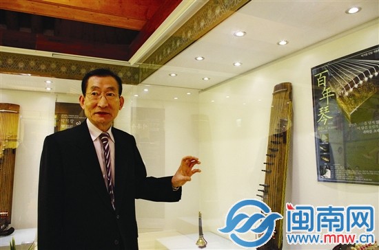李春逢和他制作的百年琴