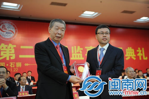 石狮市市委书记张永宁（右）为世石联新任会长蔡友铁 
