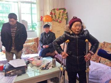 自己摔伤敲诈小孩的太婆