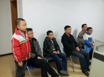 三名做好事的小孩和家长接受采访