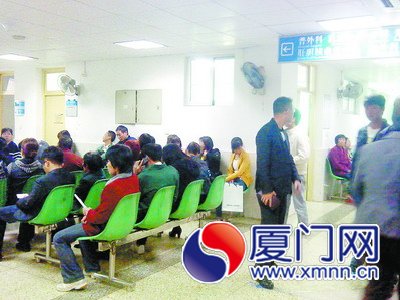 患者在普外科门诊诊室外等候