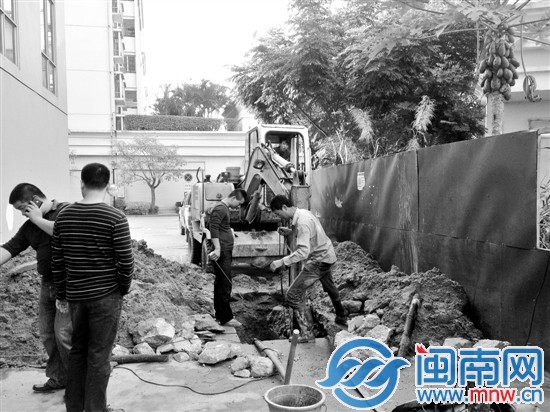 工人们在抢修破损水管