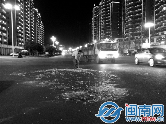 小邹在清扫玻璃