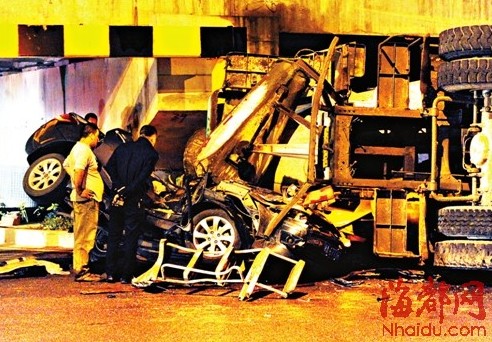 福州　红绿灯处水泥罐车压扁小车致1死1伤　