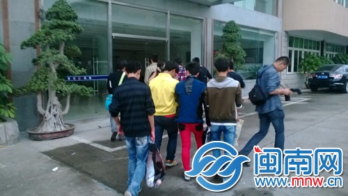孩子们回到晋江后，低着头沉默不语