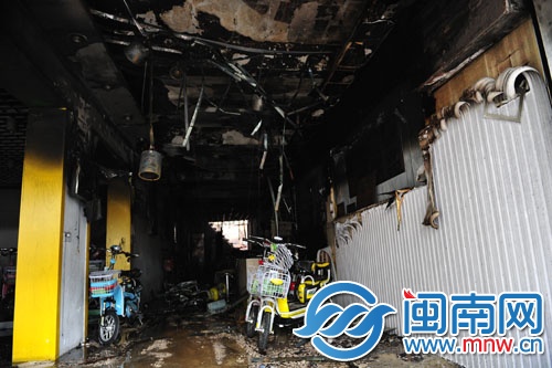 泉州中山南路电动车行发生火灾，店内被烧得一片狼藉