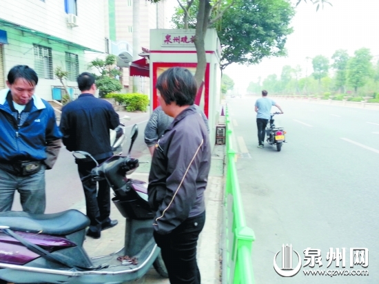 事故处理完毕，该外籍男子推车离开现场