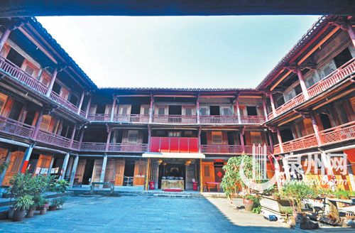 泉州土楼主要为方形结构，冬暖夏凉，建筑精巧。图为 