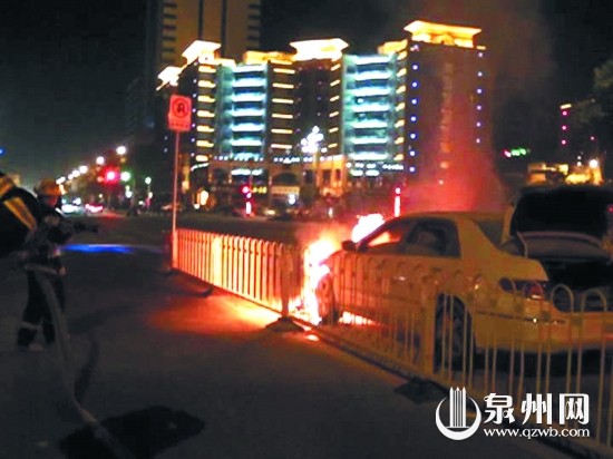 一辆白色轿车发生自燃