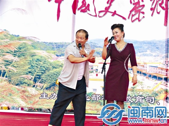 《乡村爱情》谢广坤（左一）扮演者正在演出