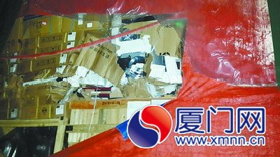 货车被撞破的地方，货物裸露在外。