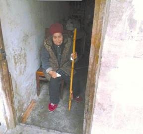 8旬老太蜗居楼梯