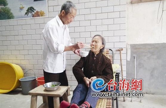 闽西两对恩爱老夫妇 多年如一日照顾瘫痪的另一半