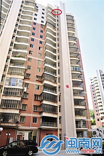 脱落的外墙瓷砖位于这栋楼的18层