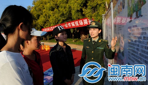 民警向市民发宣传手册，并作讲解