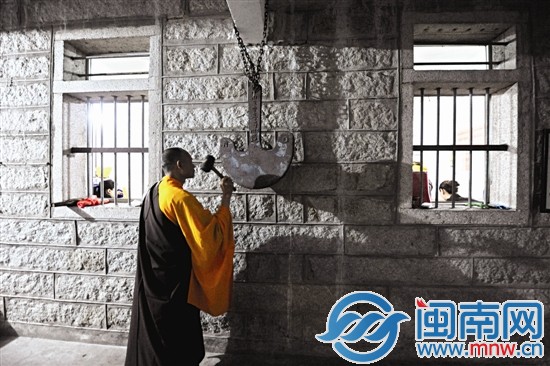 寺院僧人敲响钟板