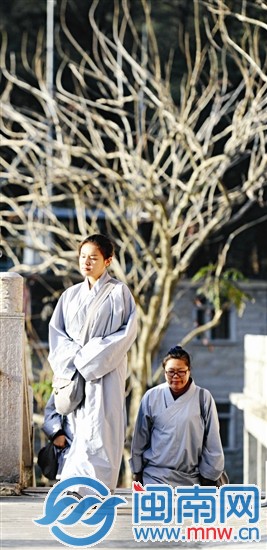 在安静的寺院里，学员面露从容