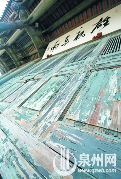 临漳门城楼上的木门油漆斑驳