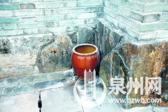 泉山门旁一个类似尿缸的罐子散发臭味