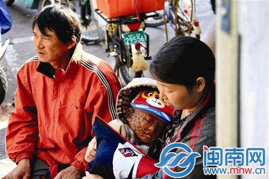 孩子不时传出痛苦的呻吟声